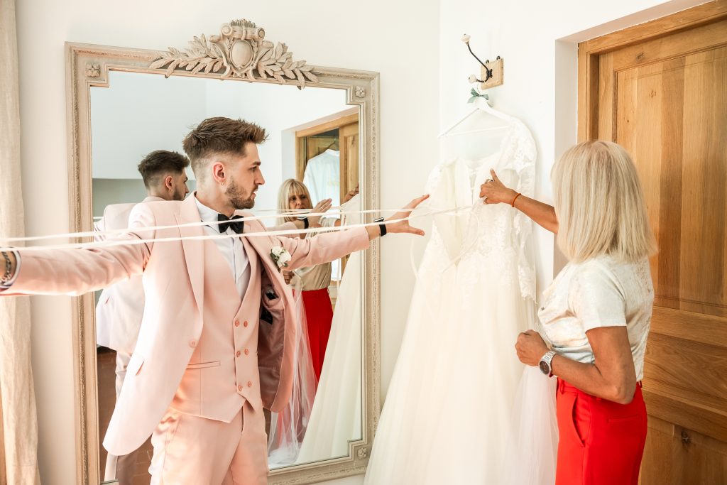 témoins de mariage qui préparent la robe de la mariée