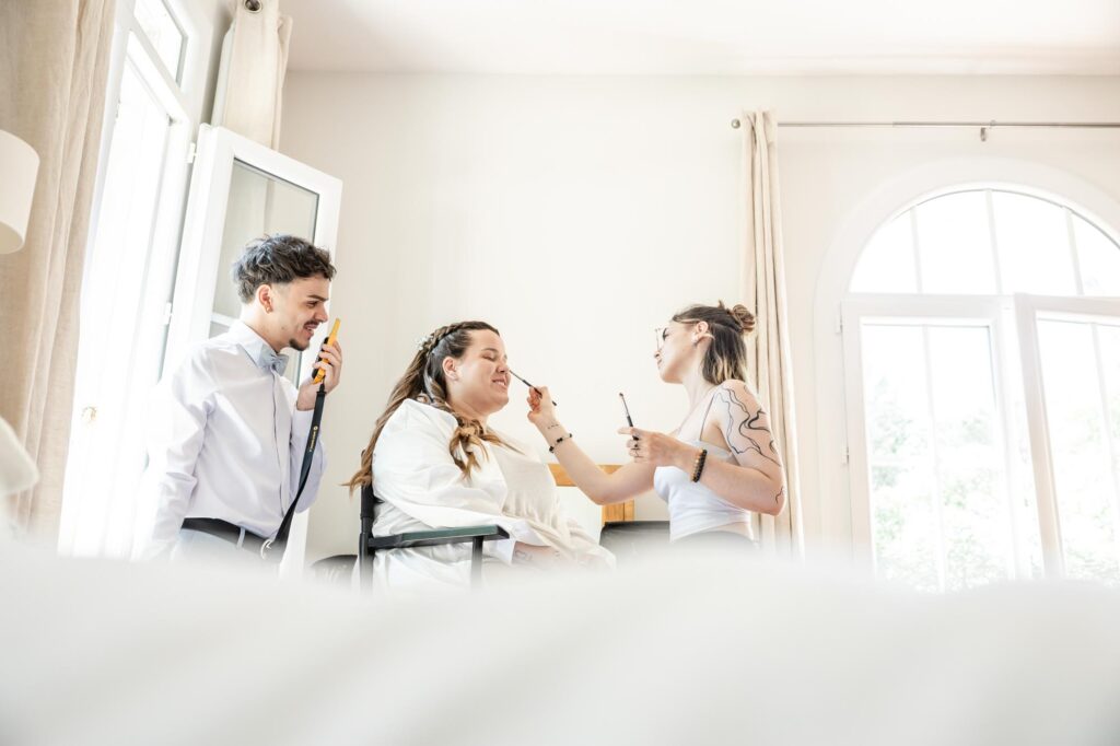 témoin de mariage pendant les préparatifs de la mariée