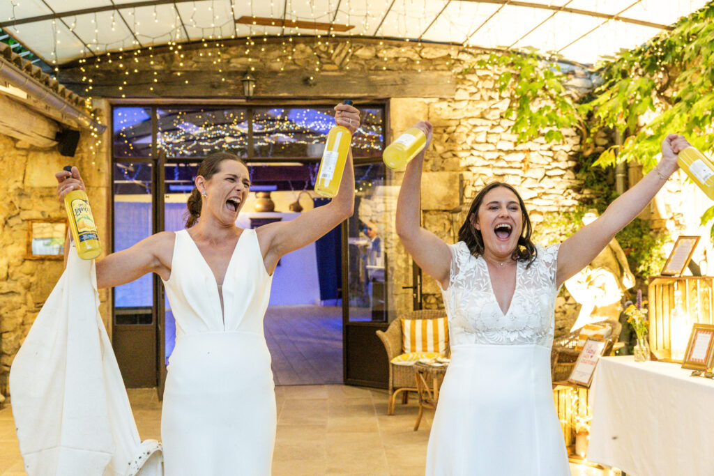 mariage lgbt qui font la fete avec du limoncello